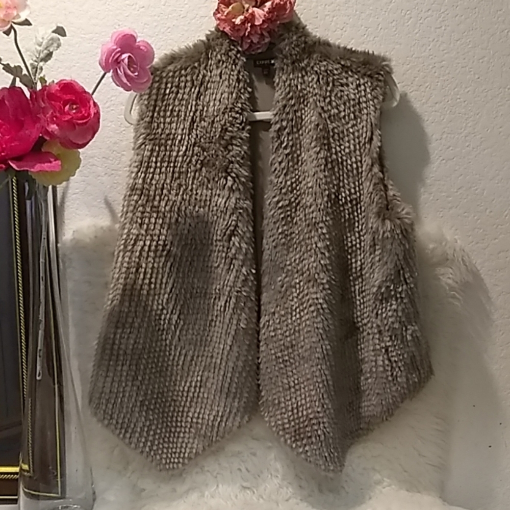 ❄❄ Express Faux Fur Vest ❄❄ - Picture 1 of 6